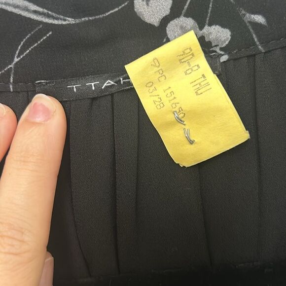 Tahari gorgeous blousr with lace details - Picture 6 of 6